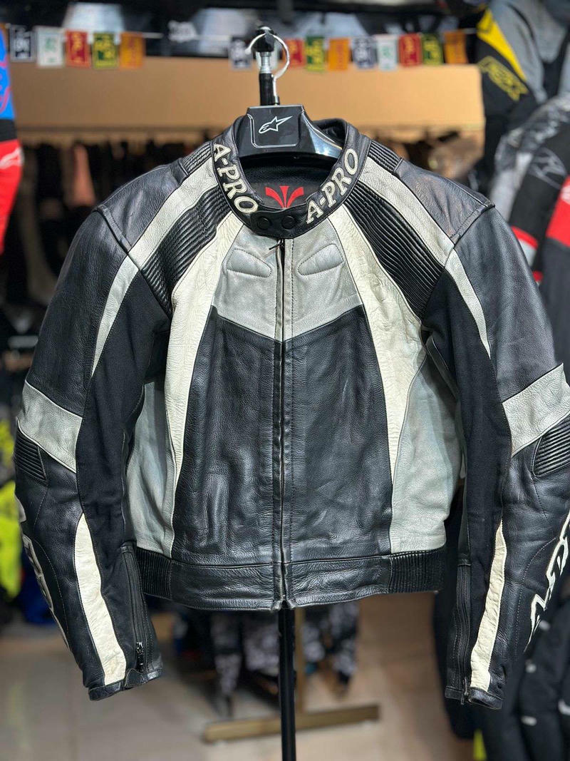 A PRO LEATHER RIDING JACKET WITH BACK HUMP SIZE - M