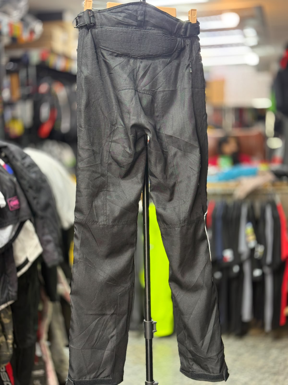 MAC ADAM TOURING RIDING PANT WITH LEVEL 2 PROTECTION SIZE 30 WAIST - Image 2