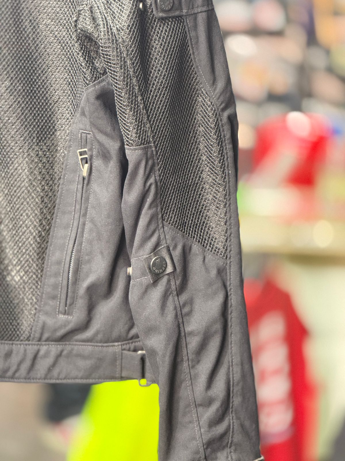 DAINESE MESH RIDING JACKET WITH LEVEL 2 PROTCTION SIZE XL 44 chest - Image 4