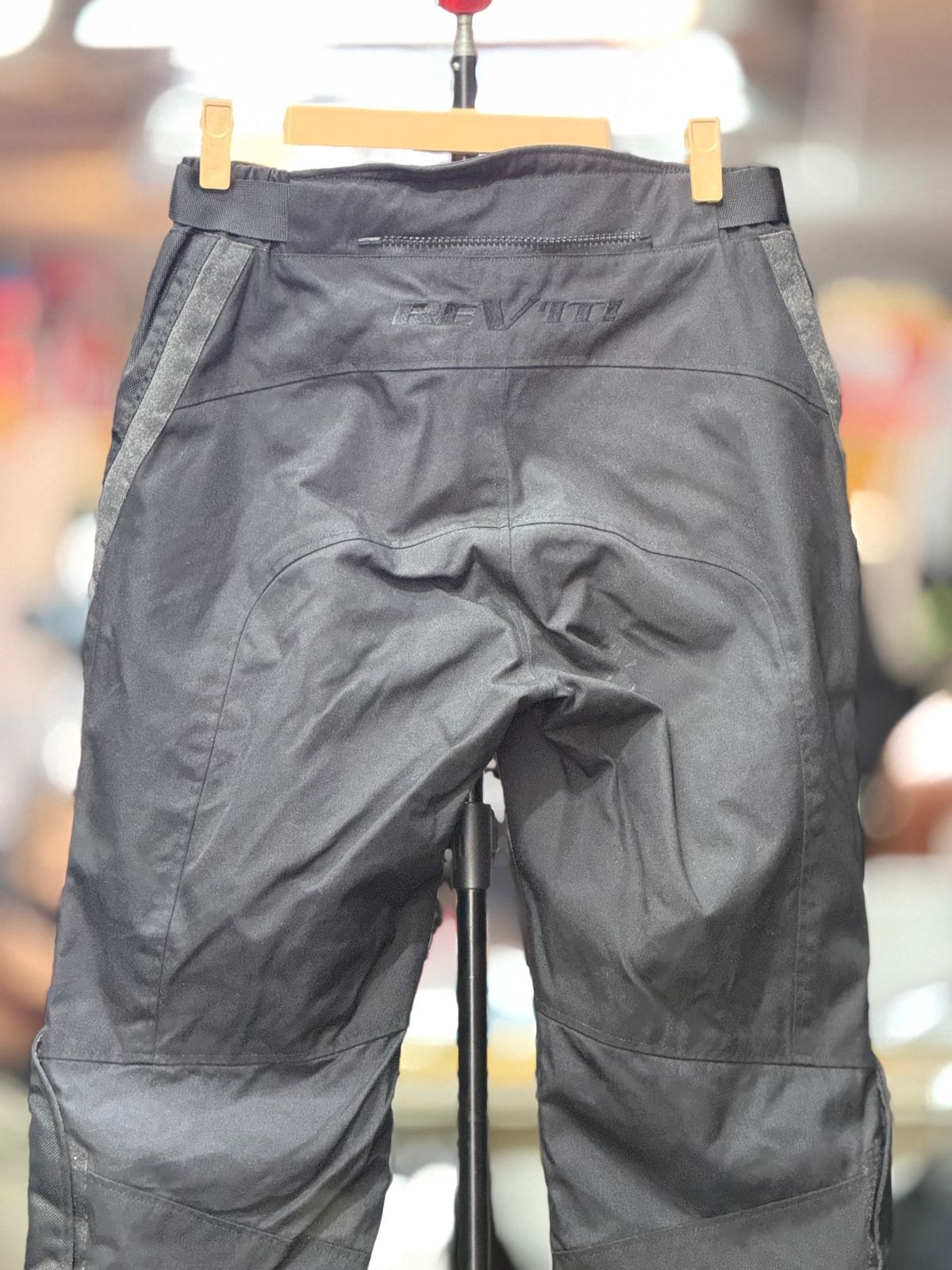 REVIT TOURING RIDING PANT WITH LEVEL 2 PROTECTION LEVEL 2 SIZE 32 WAIST - Image 6