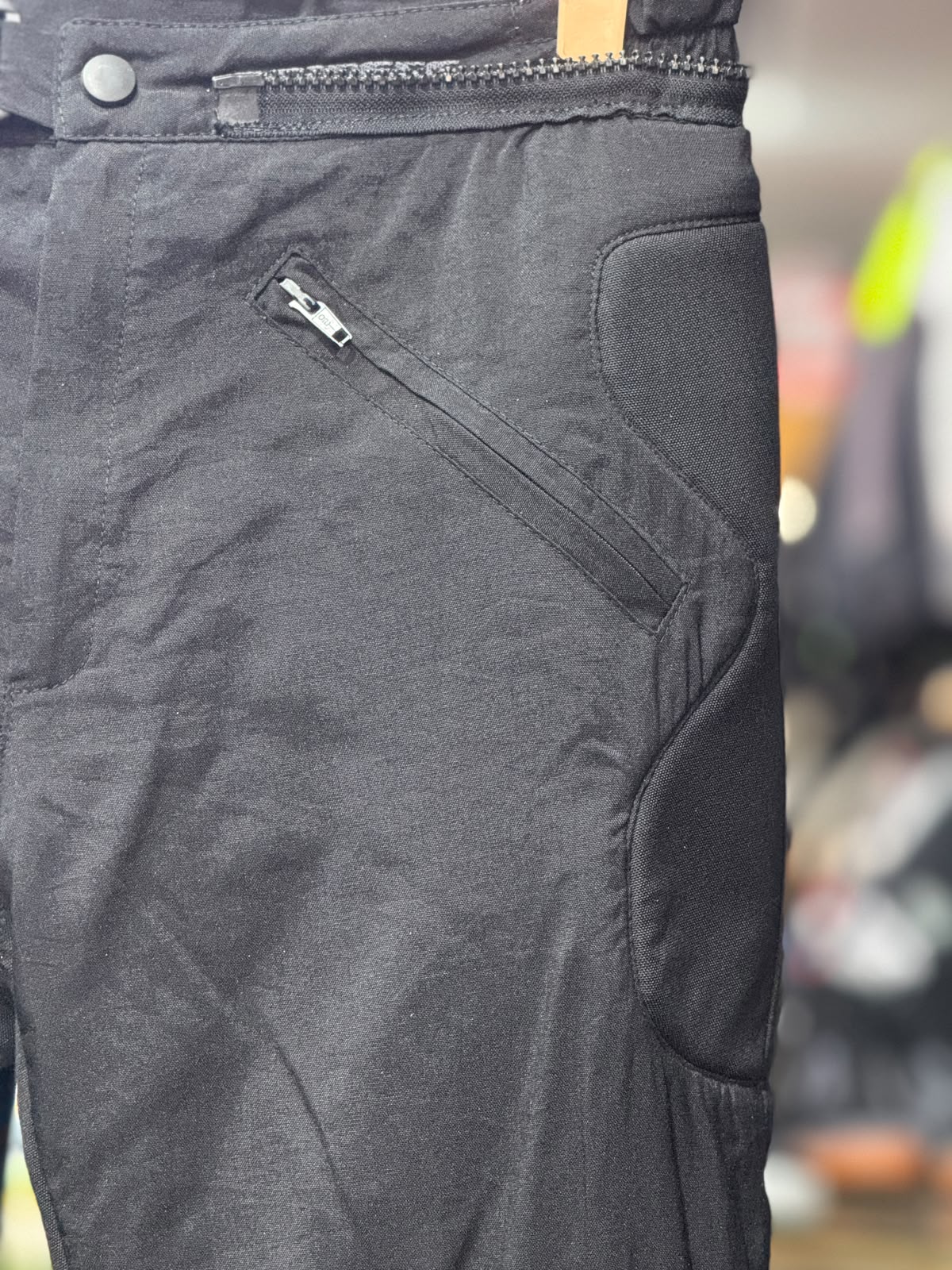DAINESE RIDING PANT WITH LEVEL 2 PROTECTION SIZE 30 WAIST - Image 4