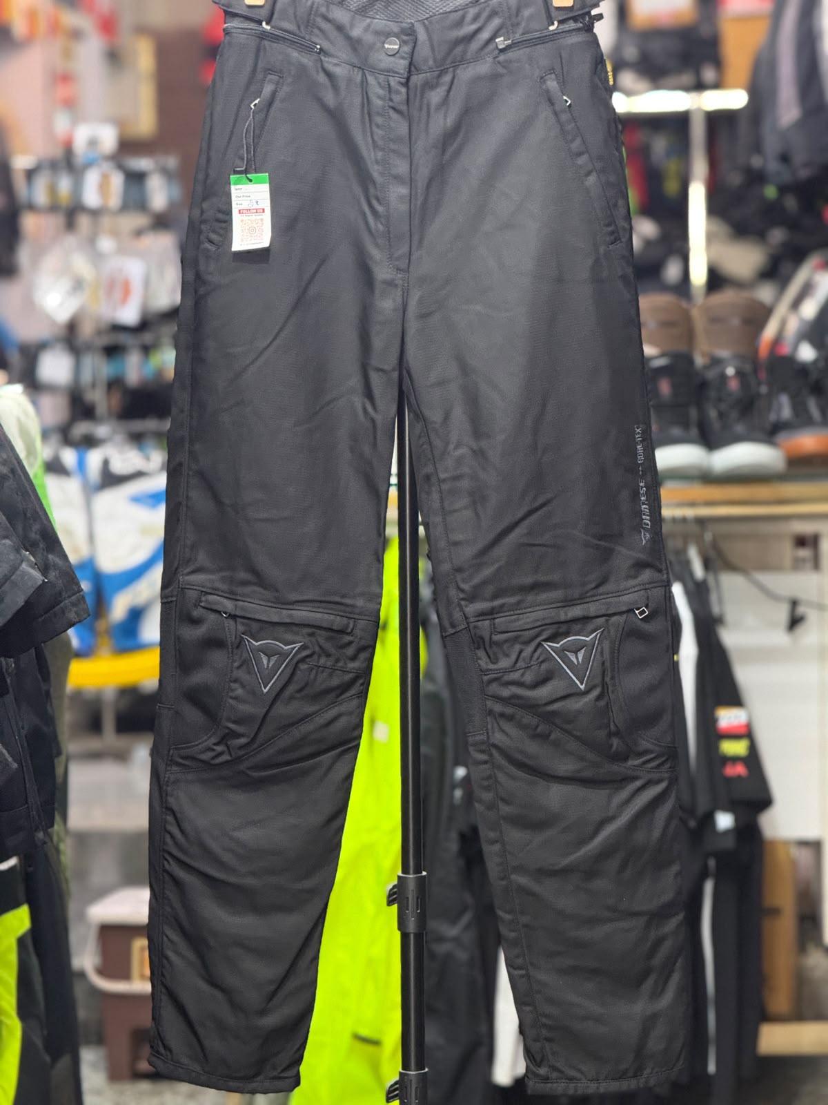 DAINESE GORETEX RIDING PANT WITH LEVEL 2 PROTECTION SIZE 30 WAIST