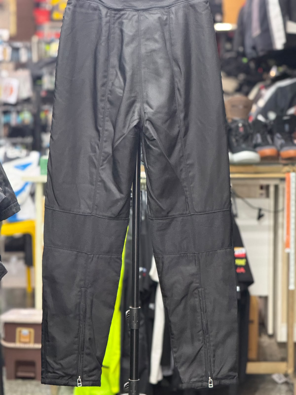 DAINESE GORETEX RIDING PANT WITH LEVEL 2 PROTECTION SIZE 30 WAIST - Image 5