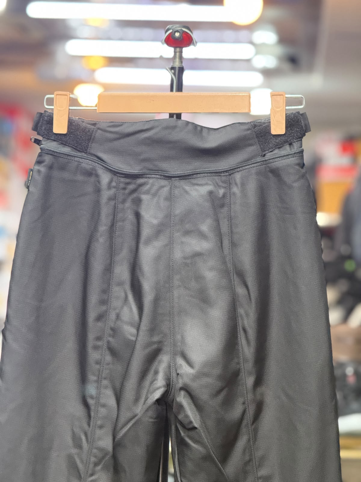 DAINESE GORETEX RIDING PANT WITH LEVEL 2 PROTECTION SIZE 30 WAIST - Image 6