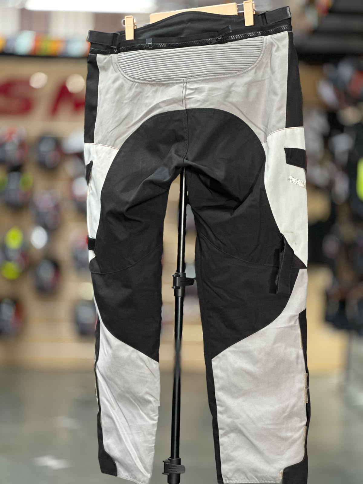 TRIUMPH TOURING RIDING PANT WITH LEVEL 2 PROTECTION SIZE 38 WAIST - Image 5
