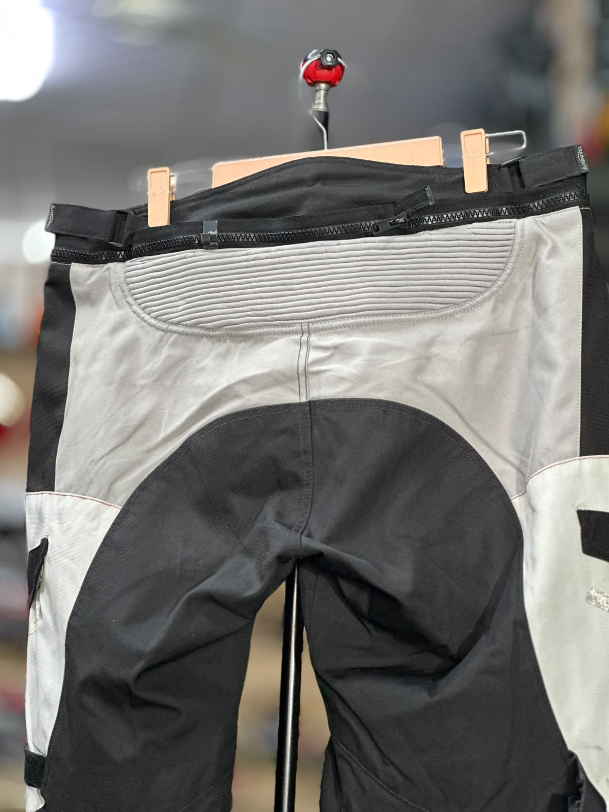 TRIUMPH TOURING RIDING PANT WITH LEVEL 2 PROTECTION SIZE 38 WAIST - Image 4