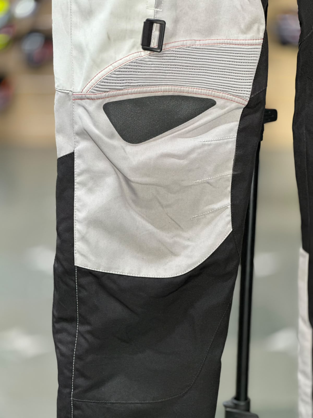TRIUMPH TOURING RIDING PANT WITH LEVEL 2 PROTECTION SIZE 38 WAIST - Image 2